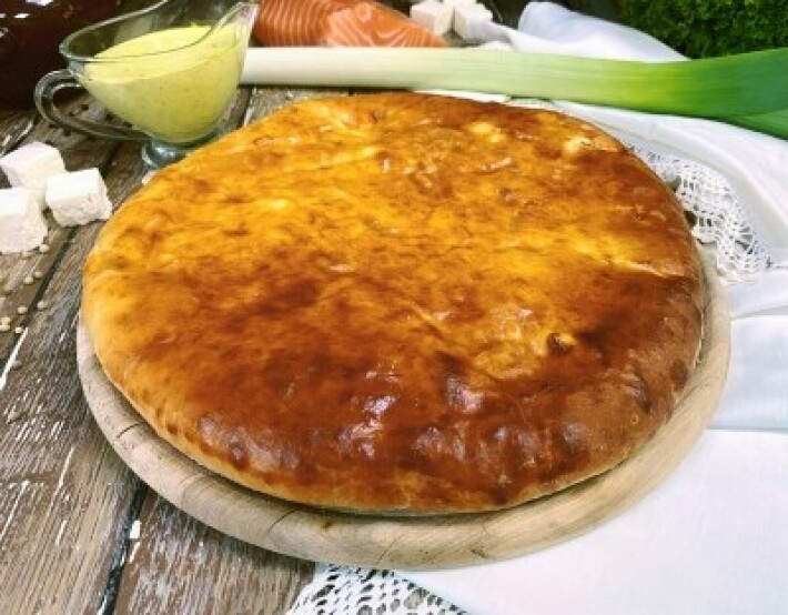 Осетинский пирог с форелью, шпинатом и луком порей