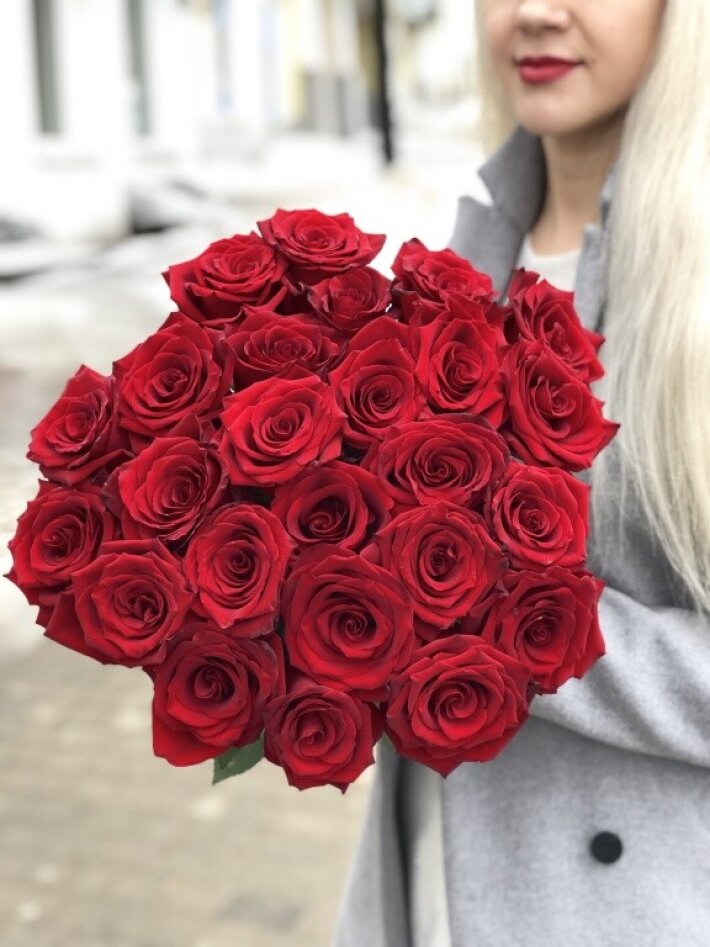 25 красных роз 60 см