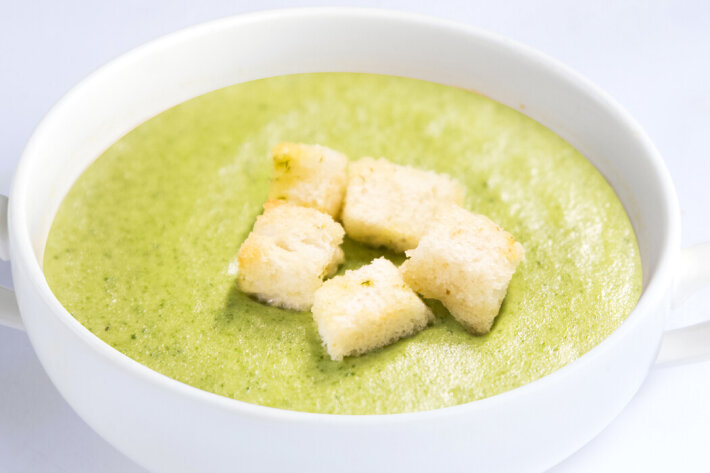 Крем-суп из брокколи с сухариками