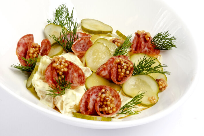 Немецкий салат с картофелем и салями
