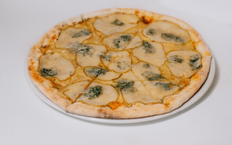 Пицца с грушей и сыром «Горгонзола»