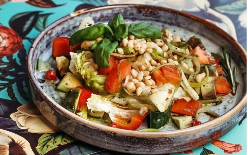 Салат овощной с кедровыми орешками
