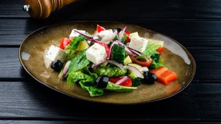 Салат по-деревенски с сыром фета и оливками