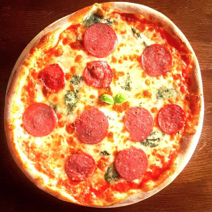 Пицца «Четыре сыра и салями»