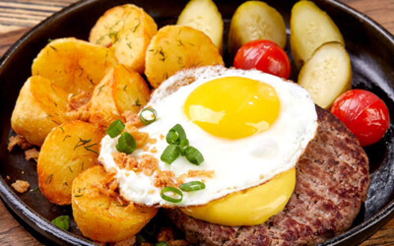 Бифштекс с жареным картофелем и яйцом