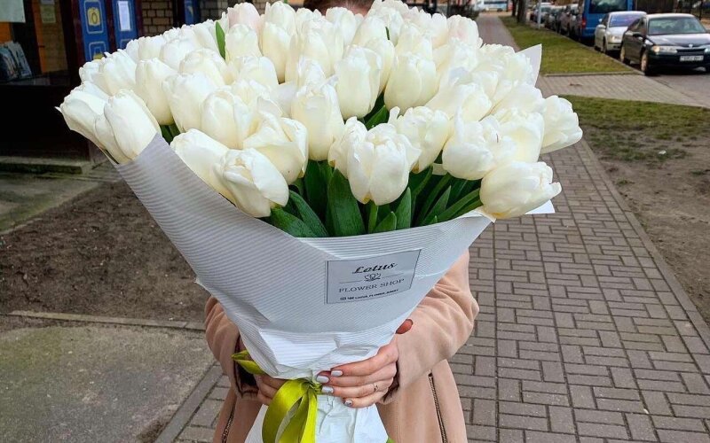 Букет из 61 белого тюльпана в оформлении