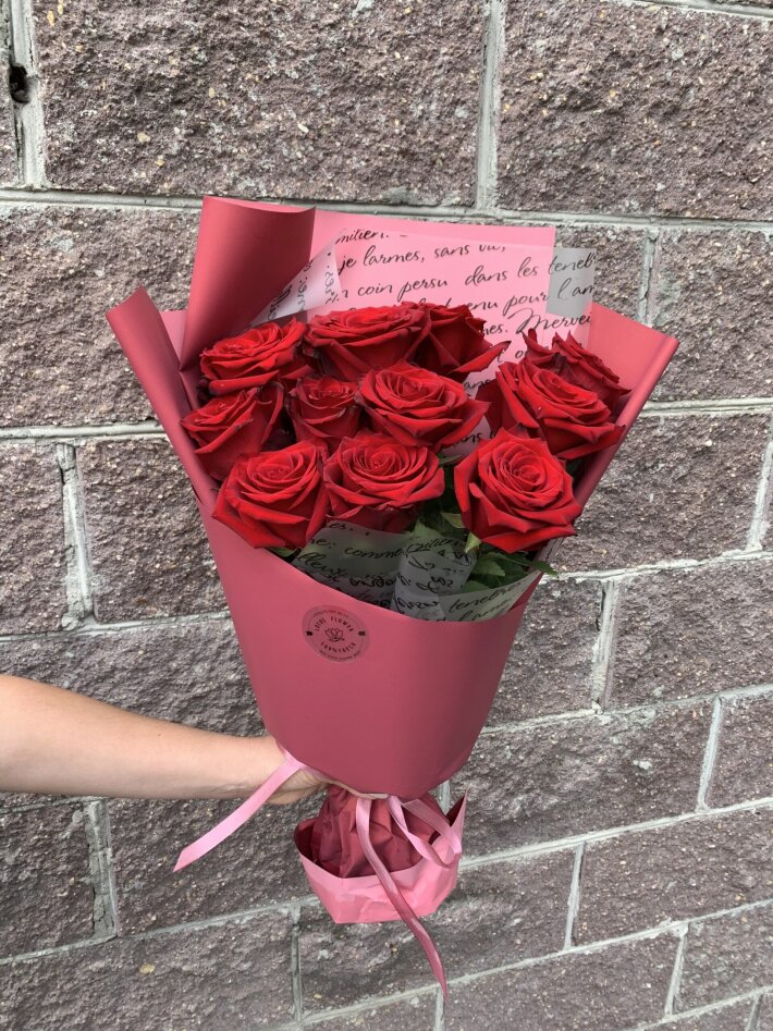 Букет из 11 красных роз в оформлении