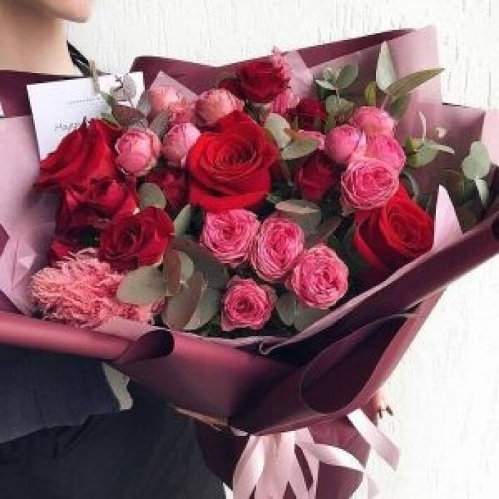 Букет 15 с красными и розовыми розами