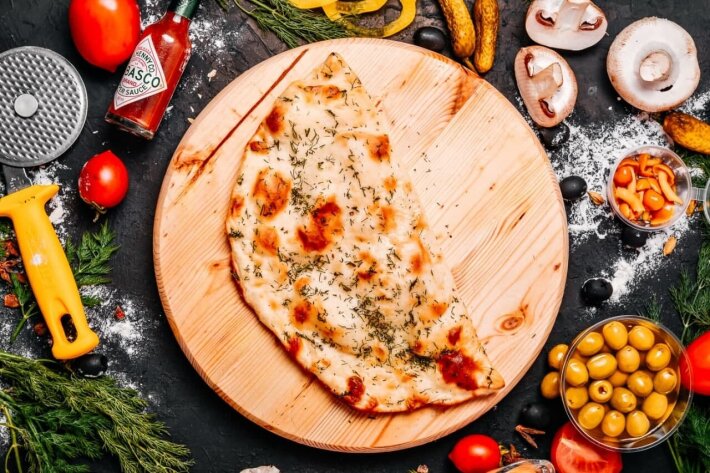 Пицца «Кальцоне» с сыром, грибами и копчёной курицей