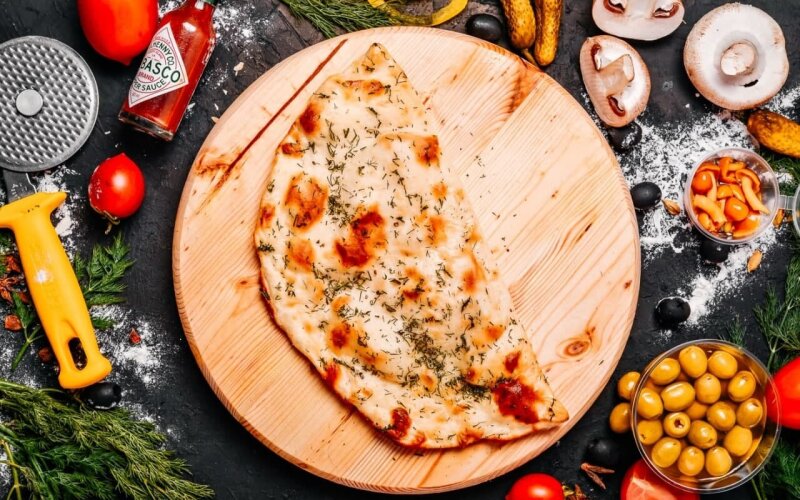 Пицца «Кальцоне» с ветчиной и сыром