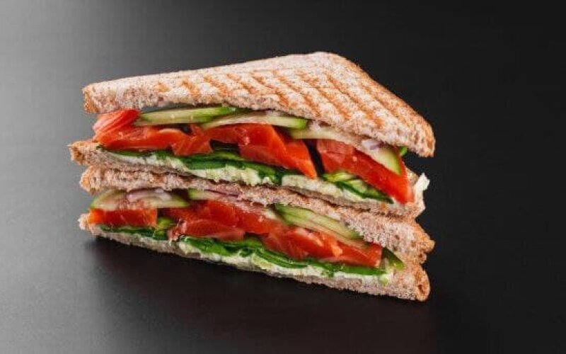 Сэндвич с лососем и огурцом