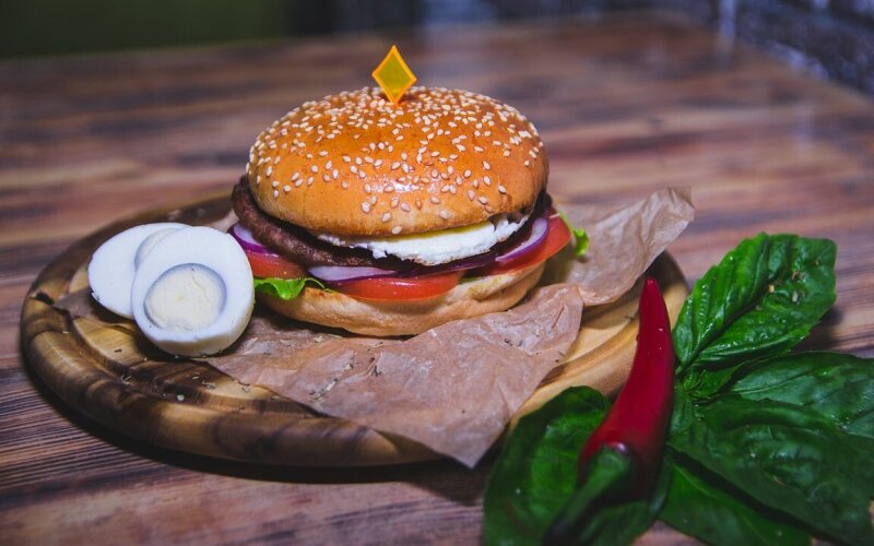 Гамбургер с соусом «Тар-тар»