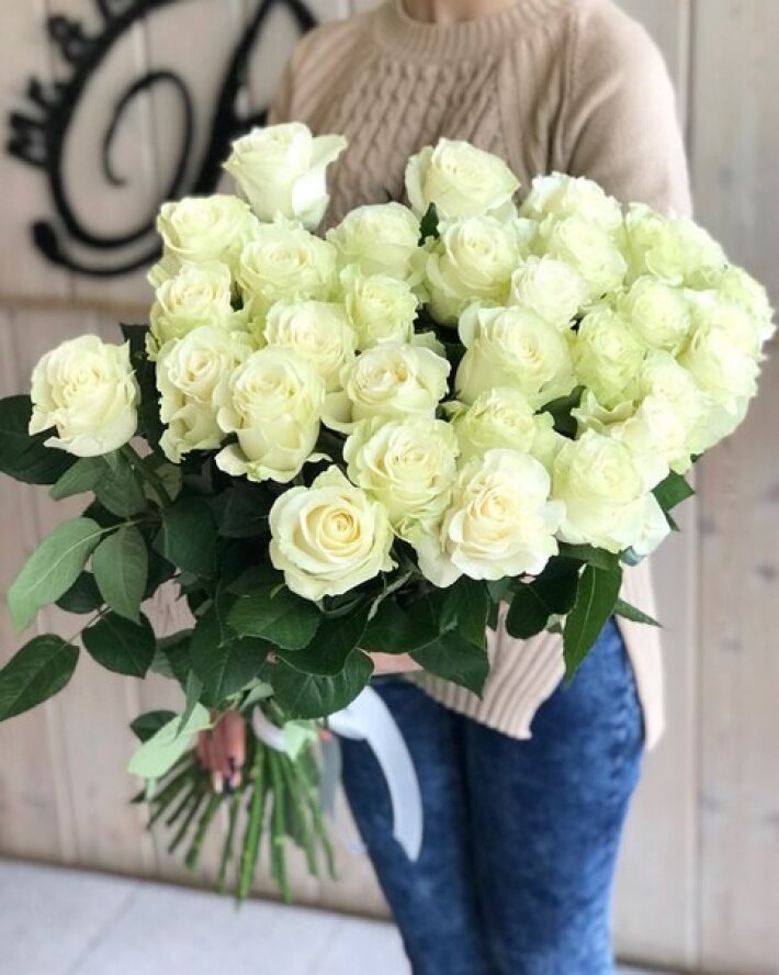 Белые розы «Мондиаль» 65 см с атласной лентой