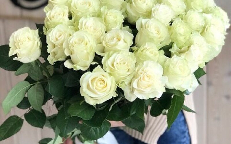 Белые розы 70 см