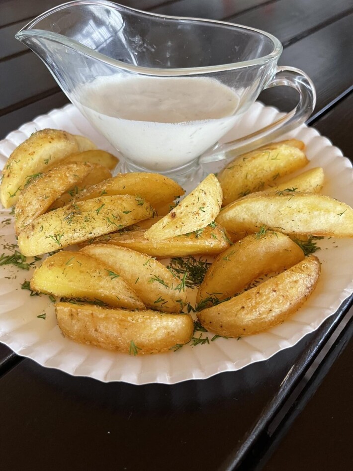 Картофель «По-деревенски» со сметано-чесночным соусом