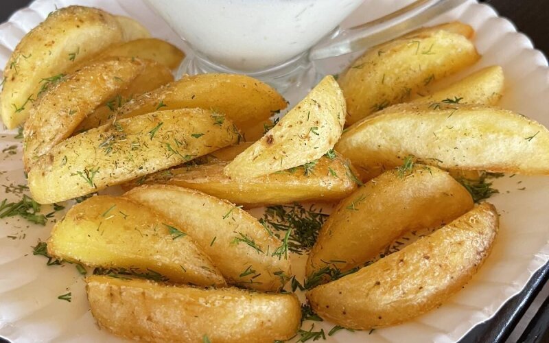 Картофель «По-деревенски» со сметано-чесночным соусом
