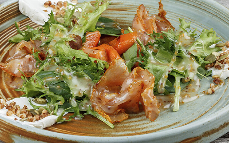 Теплый салат с глазированной морковью, мягким сметанным сыром и вяленой свининой