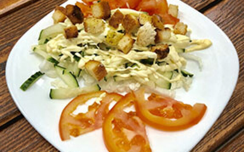 Салат «Цезарь» с овощами
