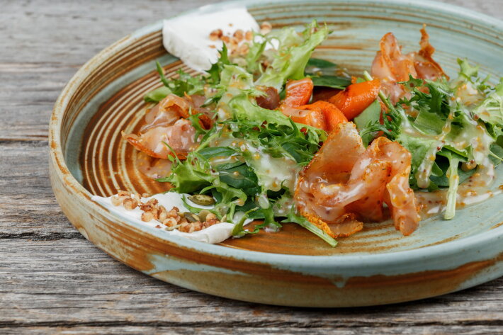 Теплый салат с глазированной морковью, мягким сметанным сыром и вяленой свининой