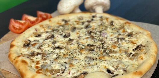 Пицца «Грибная со сметанным соусом»