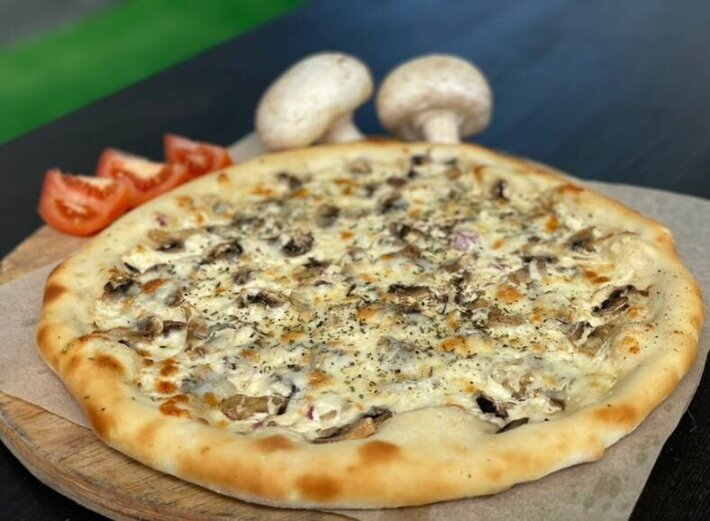 Пицца «Грибная со сметанным соусом»