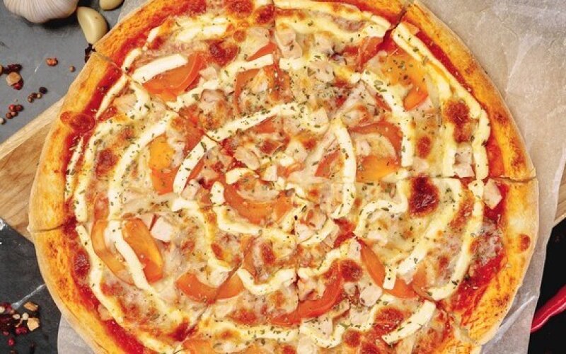 Пицца «С копченой курицей и помидорами»