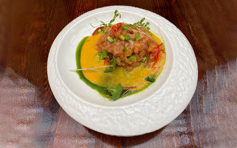 Тартар из лосося с соусом манго-маракуйя