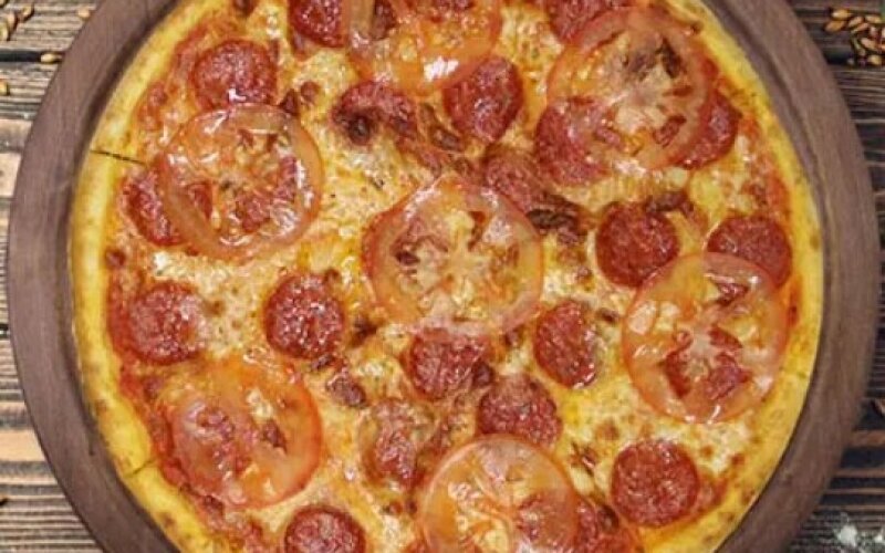 Пицца «Пеперони с помидором»
