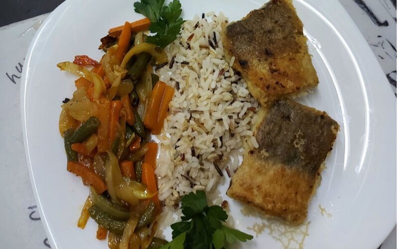 Белая рыба с овощами и диким рисом