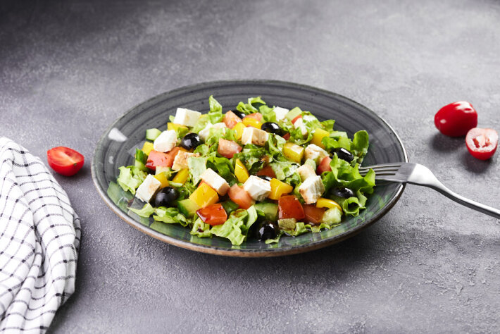 Салат с овощами и сыром «Фета»