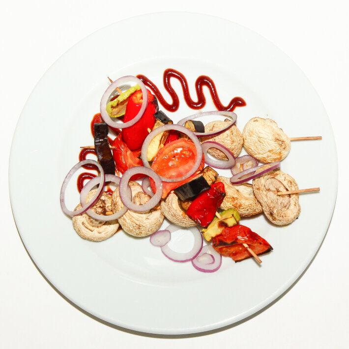 Овощи и шампиньоны гриль с соусом барбекю