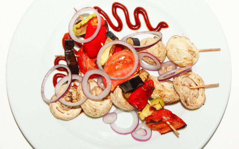 Овощи и шампиньоны гриль с соусом барбекю