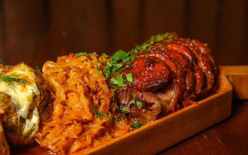 Запеченная свиная рулька с тушеной капустой и печеным картофелем