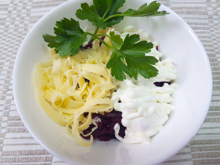 Салат из свёклы с сыром и чесноком