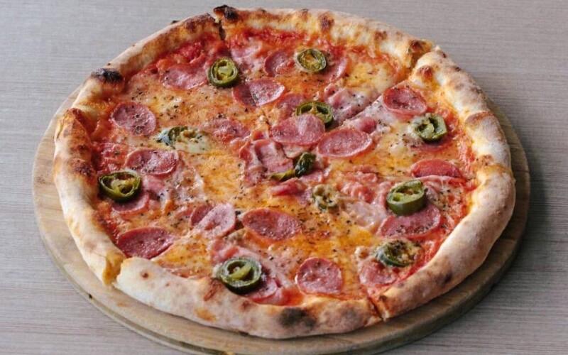 Пицца «Мясная с перцем халапеньо»