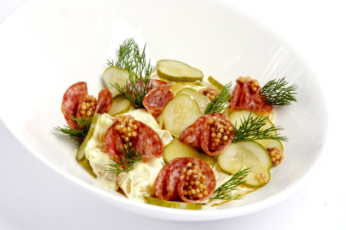 Немецкий салат с картофелем и салями