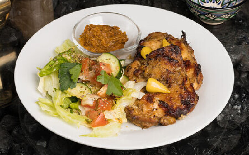 Цыплёнок из тандыра с овощным салатом и соусом