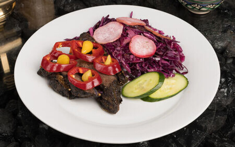 Рёбра с овощным салатом и маринованным редисом