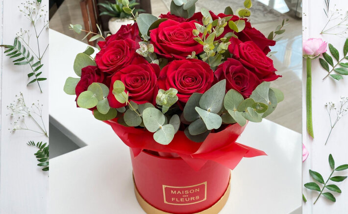 Коробка с розами и эвкалиптом