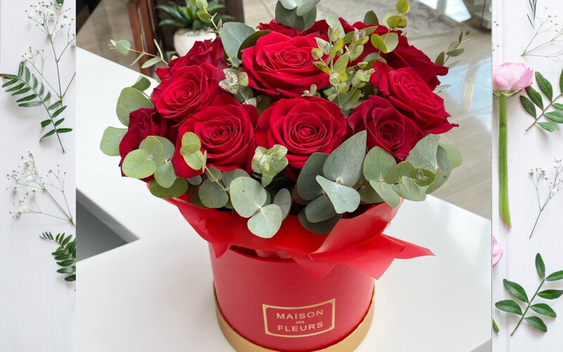 Коробка с розами и эвкалиптом