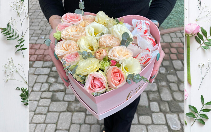 Коробка с цветами и конфетами Розовое счастье