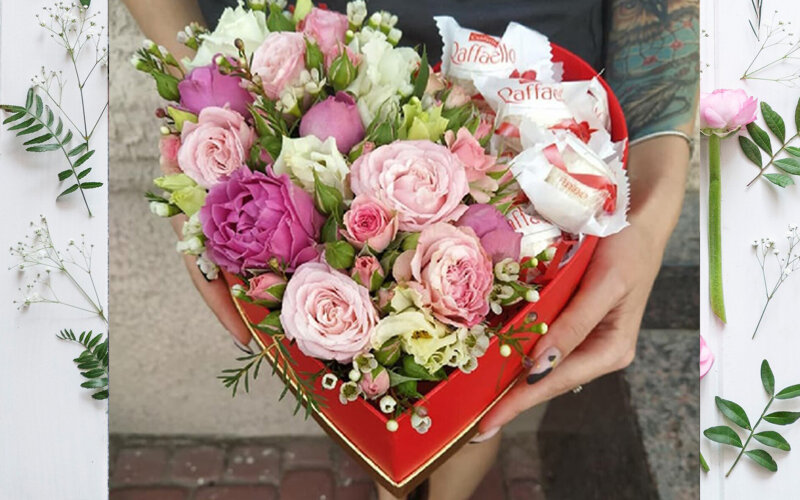 Коробка в форме сердца с цветами и конфетами