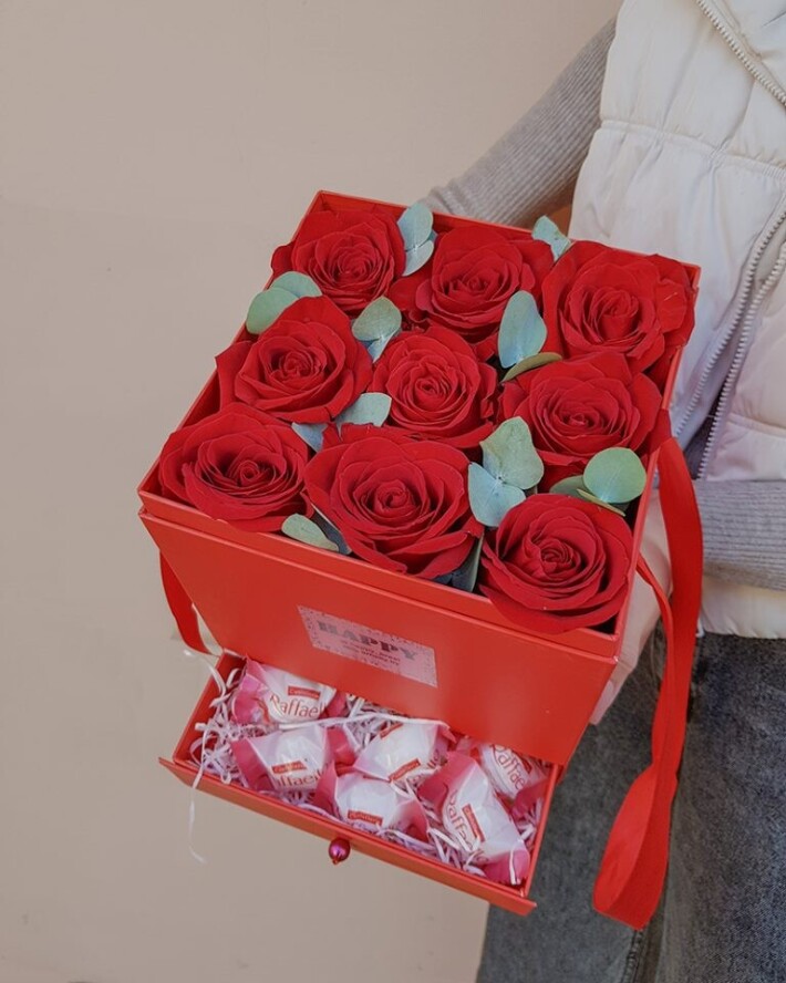 Коробка-сюрприз с цветами и конфетами №218