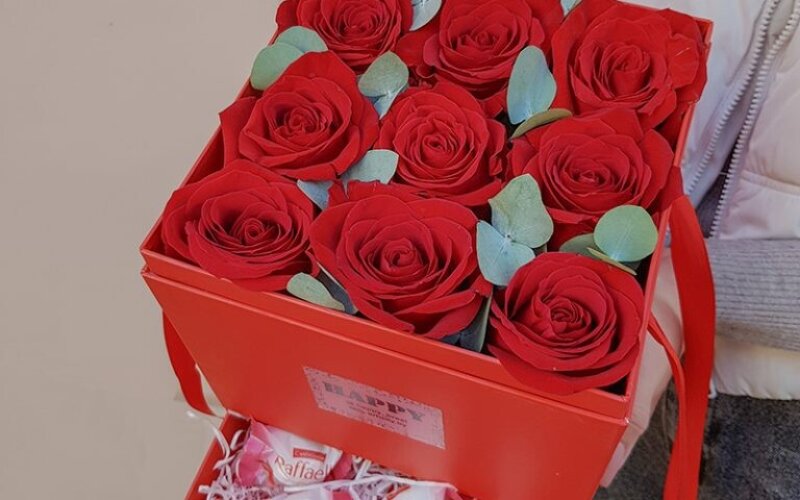 Коробка-сюрприз с цветами и конфетами №218