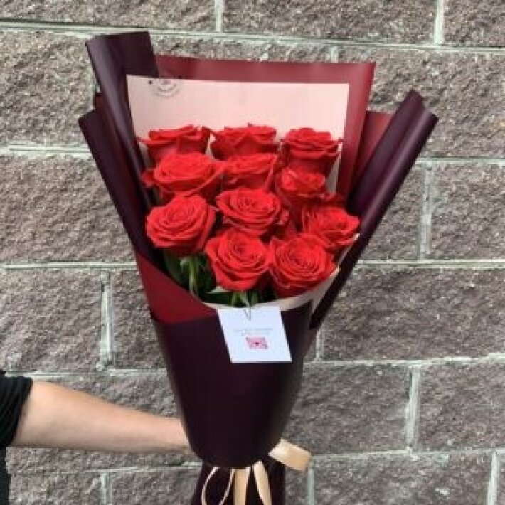 Букет из 11 красных роз в оформлении
