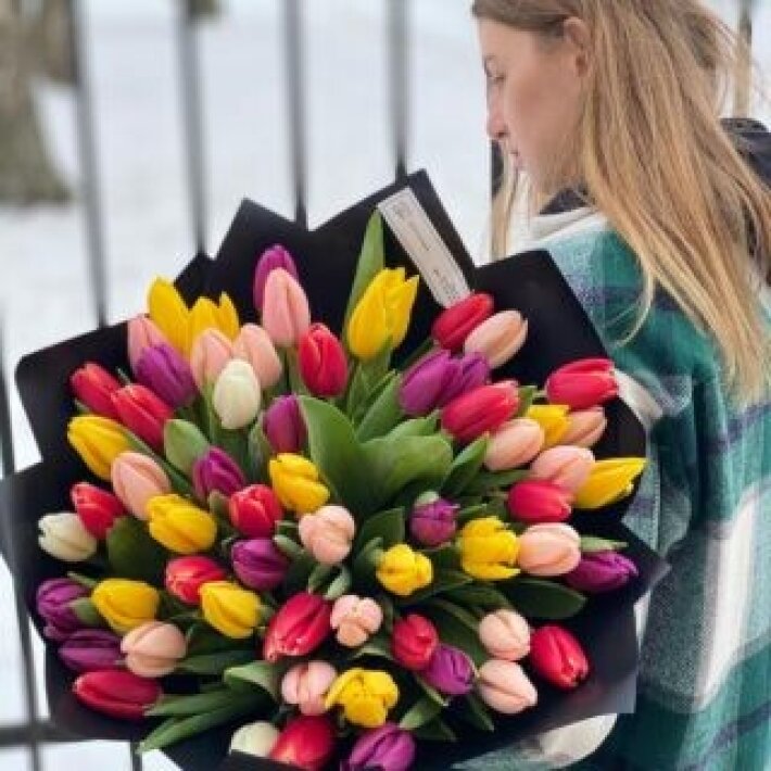 61 разноцветный тюльпан в оформлении