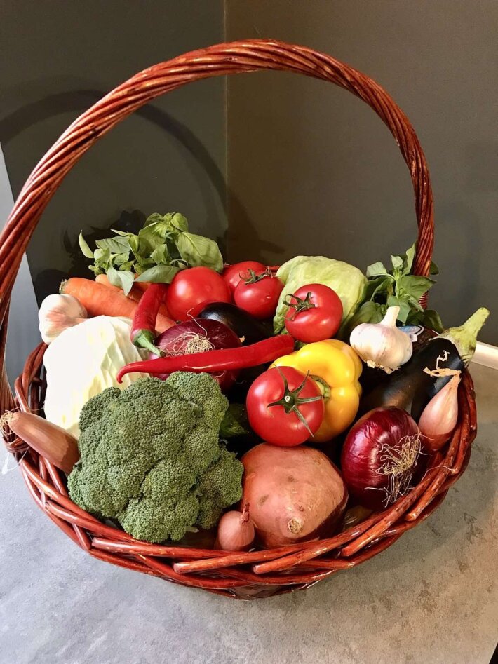 Подарочный набор овощей в корзинке