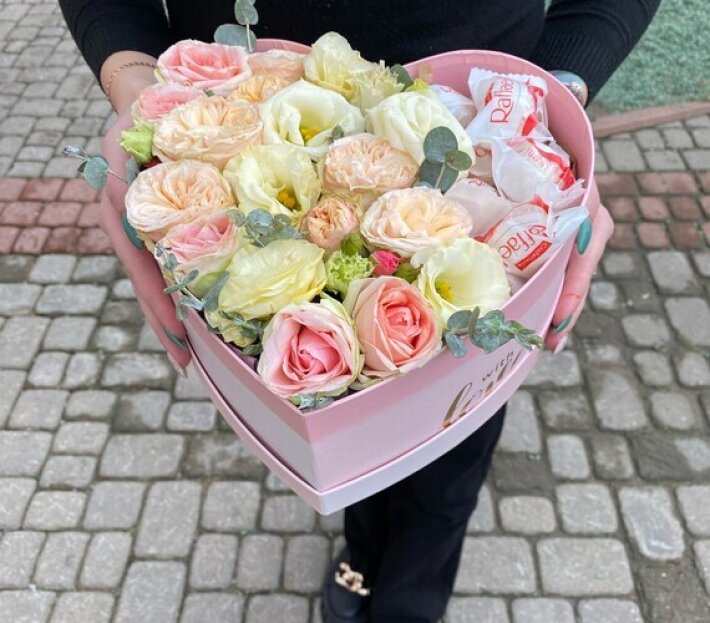 Коробка с цветами и конфетами Розовое сердце