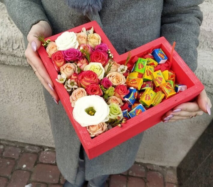 Ящик с цветами и сладостями Радость