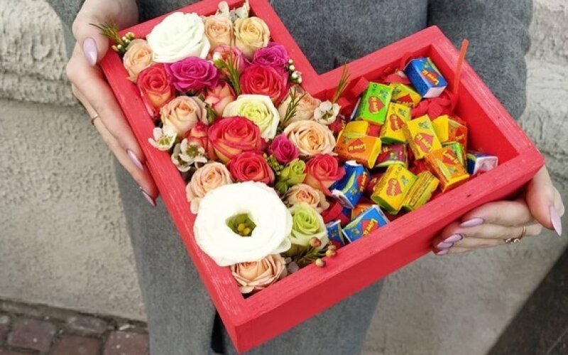 Ящик с цветами и сладостями Радость